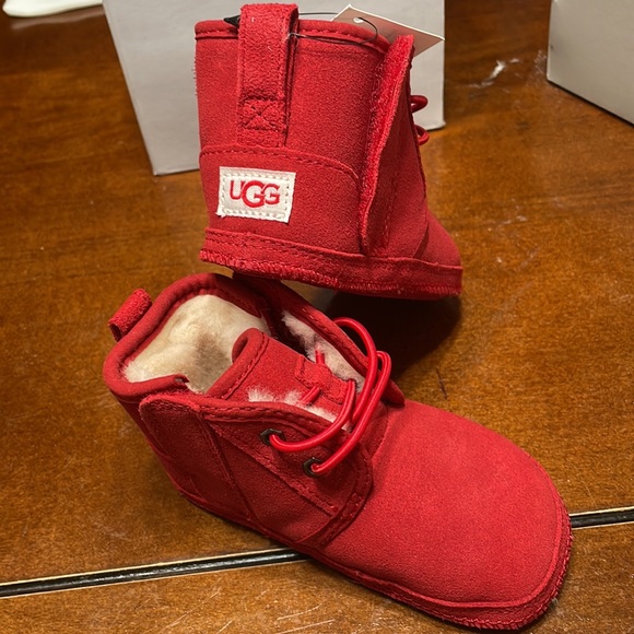 Beautiful UGG red shoes for little boys - Picture 4 of 12